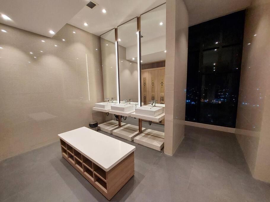 D1Mension 3Br Luxury Condo City Center In Dist 1 Bandar Ho Chi Minh Luaran gambar